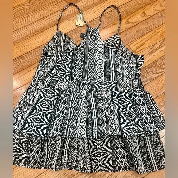 American Eagle Black and White Patterned Women's Tank Top NWT - Picture 2 of 3